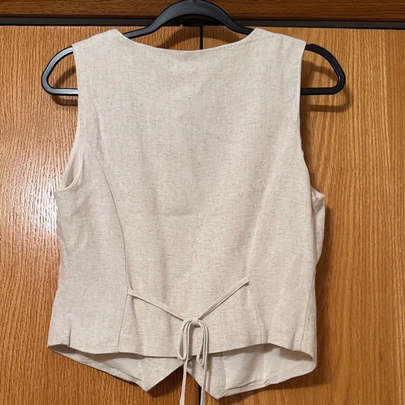 Boutique Beige cinched back Buttoned Vest Top - Picture 3 of 4